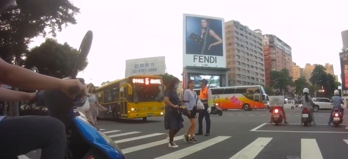 (公車未禮讓行人片)「台中公車又調皮了!」未禮讓行人遭檢舉 警方:違規屬實即告發 59 | 社會 社會 記者爆料網