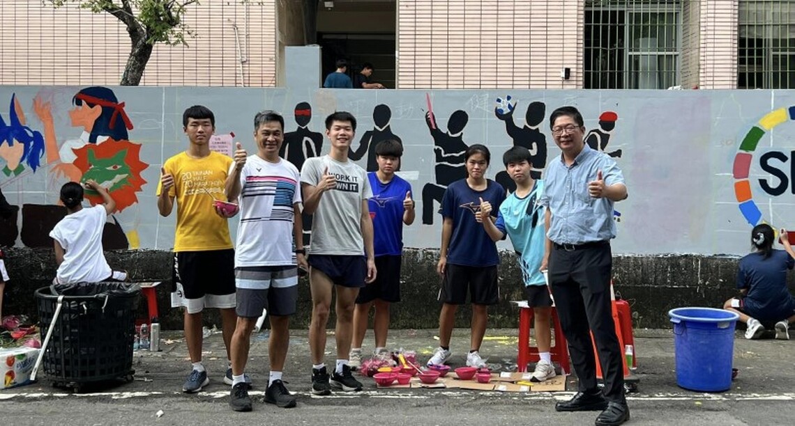 仁武高中60週年慶系列活動 彩繪圍牆親師生一起來,提供孩子多元表現機會