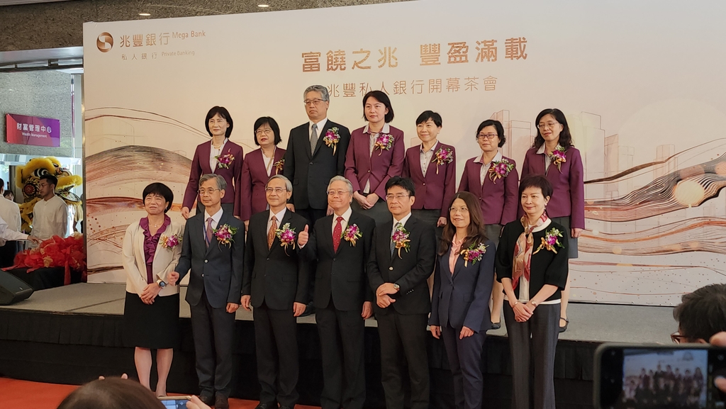 ▲兆豐金控暨銀行董事長雷仲達(前排中)率領集團內重要單位及長官合照。（圖／記者張嘉誠攝）