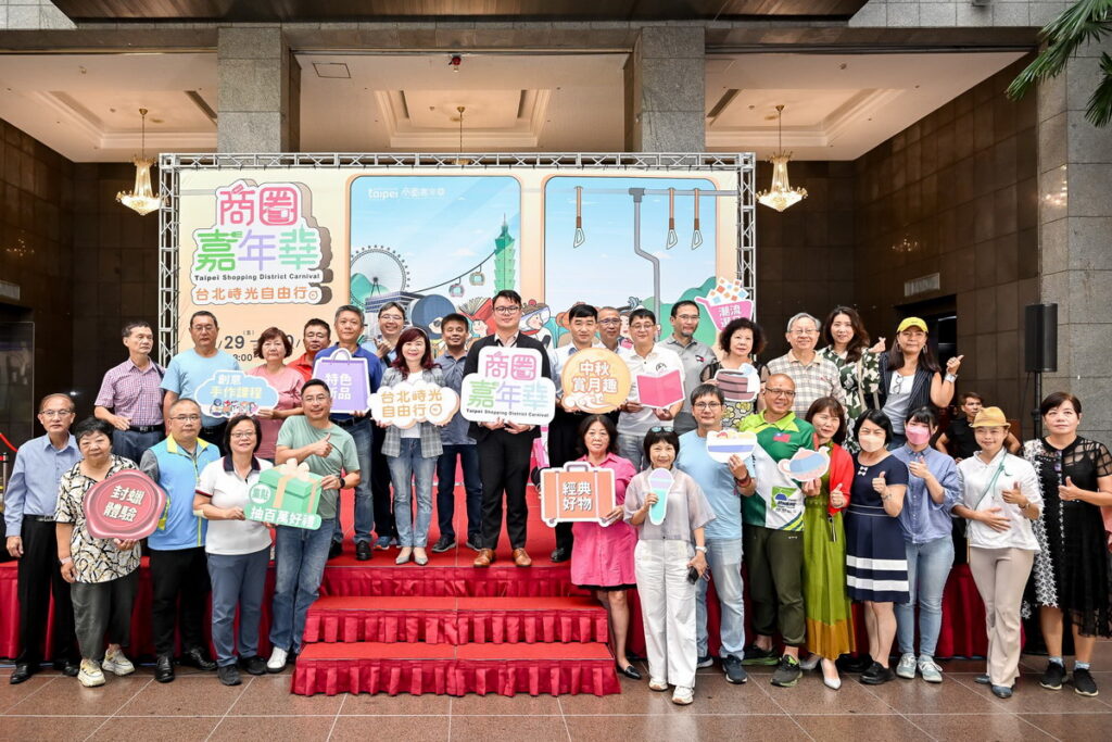 陳俊安局長、高振源處長及本市各商圈產業代表合影