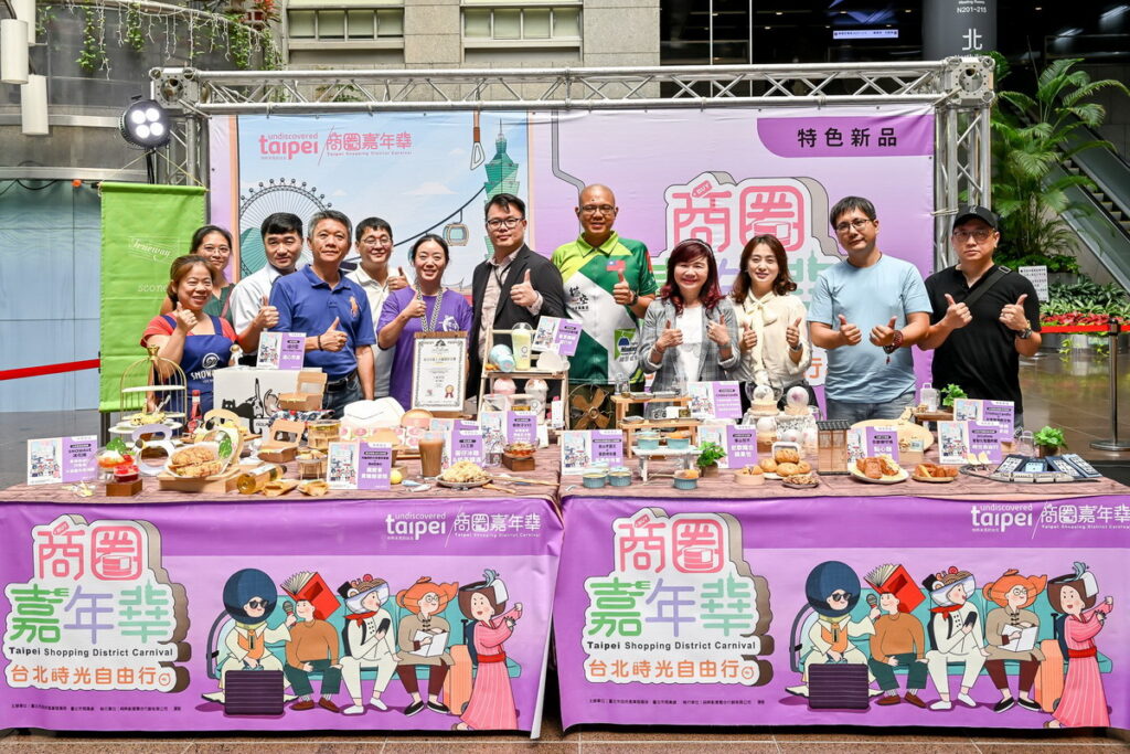 陳俊安局長、高振源處長及本市各商圈產業代表於商圈特色新品前合影