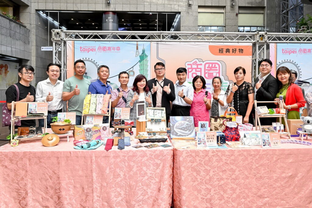 陳俊安局長、高振源處長及本市各商圈產業代表於商圈經典好物前合影