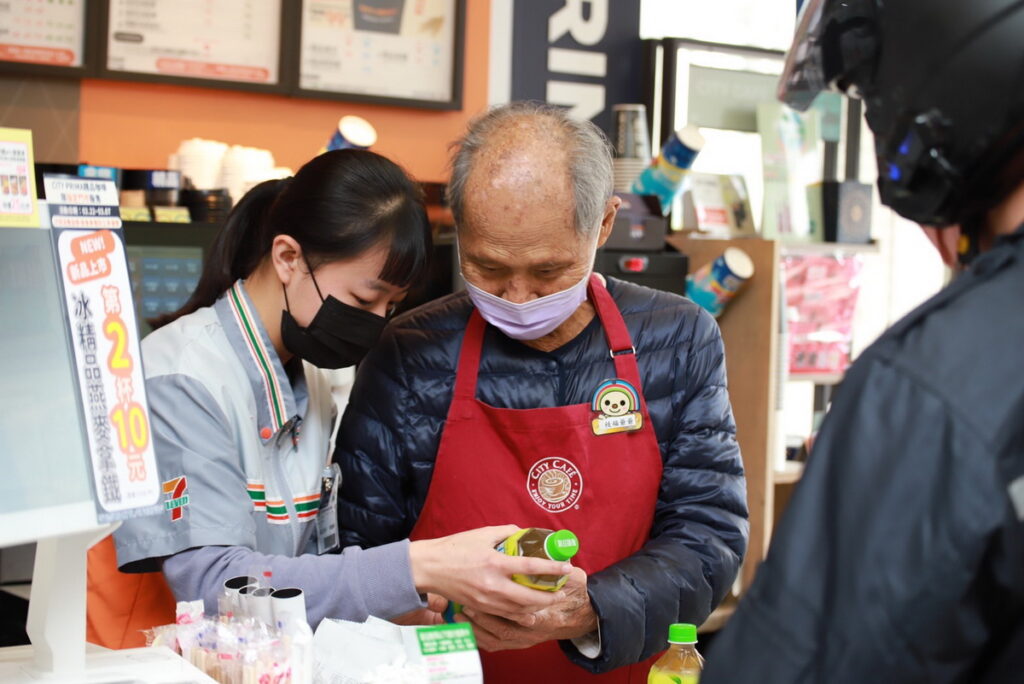 7-ELEVEN幾點了咖啡館為業界首創讓失智長輩體驗學習的門市公益服務，由失智長輩擔任大齡學習生，每週固定體驗門市收銀、結帳、製作咖啡等服務工作