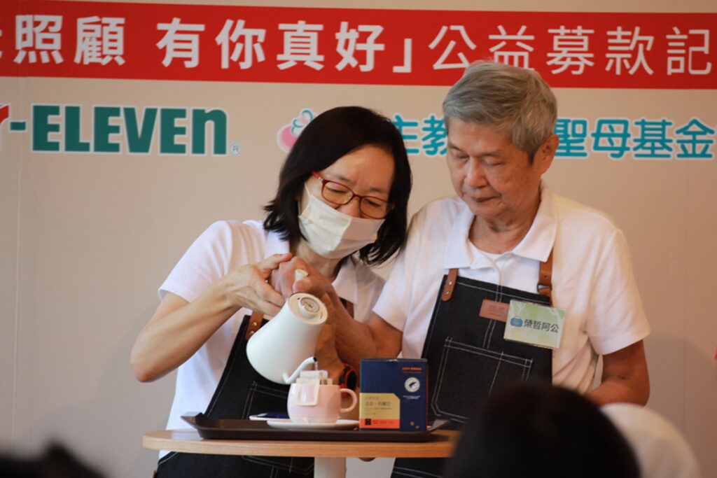 7-ELEVEN今年與天主教中華聖母基金會合作將幾點了咖啡館擴展到7-ELEVEN門市外場域打造首座「幾點了咖啡館PLUS」，由失智長輩駐點採用CITY PRIMA濾掛咖啡沖泡咖啡，打造首間超商外的咖啡館獨立店