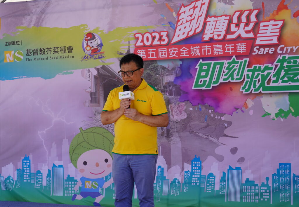 芥菜種會執行長李肇家為近日屏東大火禱告,祈求上帝安慰受傷受災人員與家庭。(芥菜種會提供)
