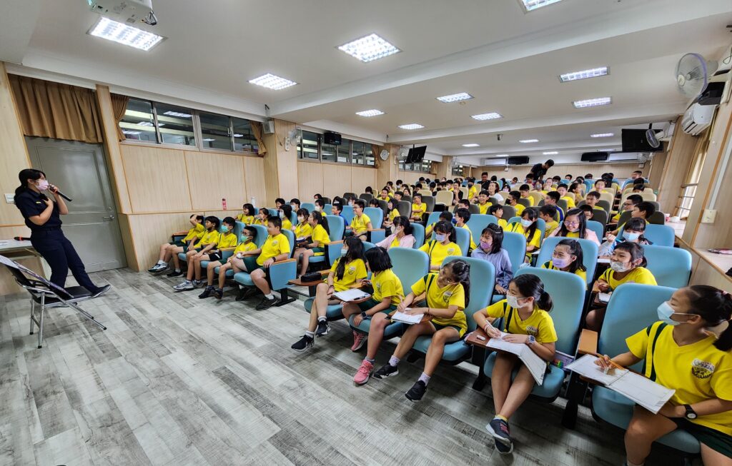  南港分局特地前往成德國小，利用輔導活動課程對學童進行【對他人性自主尊重及性別平等之意涵】主題宣導