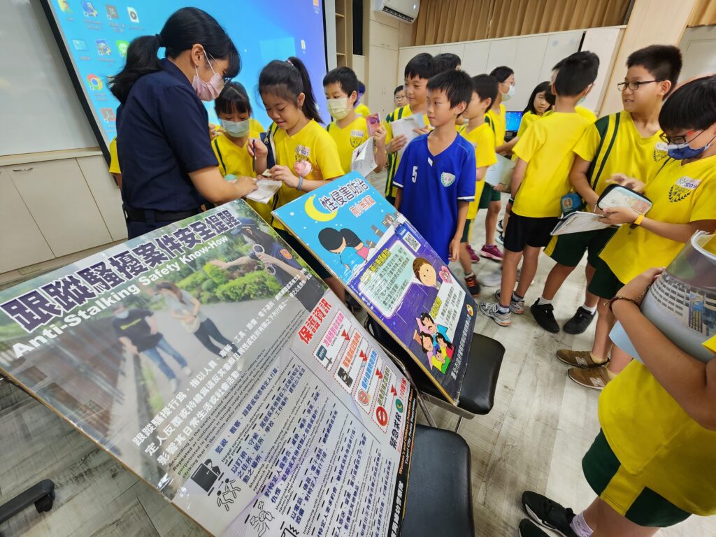  南港分局特地前往成德國小，利用輔導活動課程對學童進行【對他人性自主尊重及性別平等之意涵】主題宣導