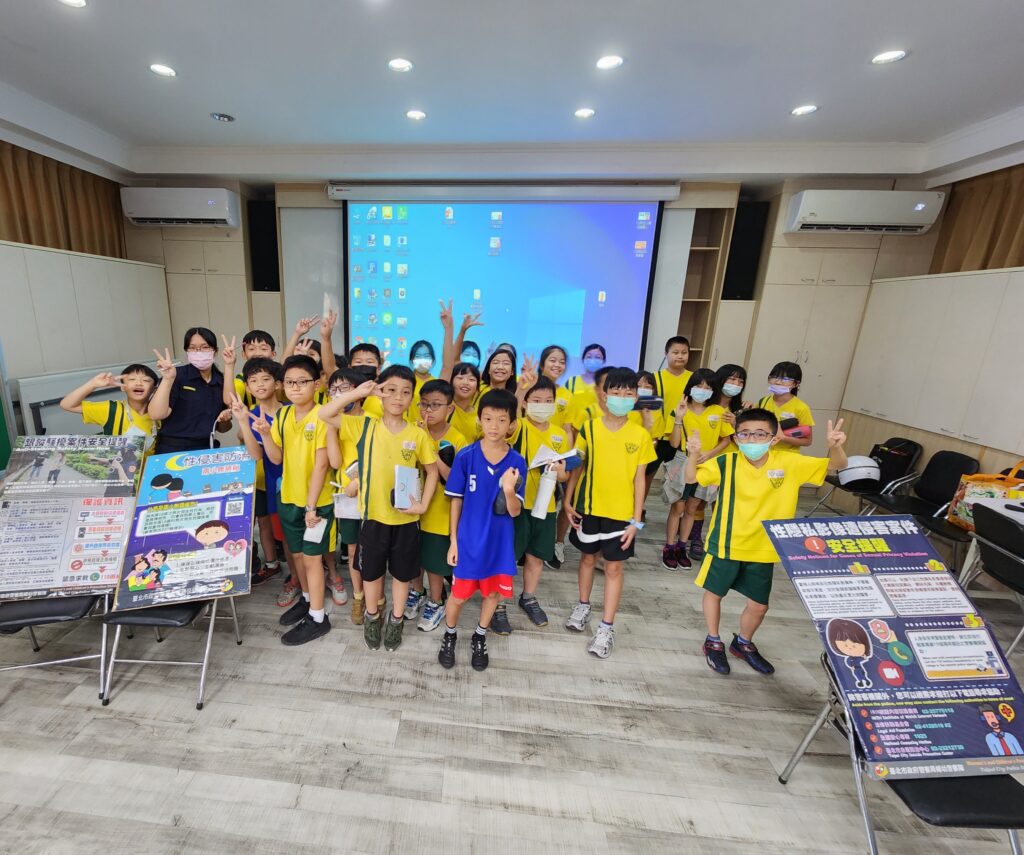 南港分局特地前往成德國小，利用輔導活動課程對學童進行【對他人性自主尊重及性別平等之意涵】主題宣導
