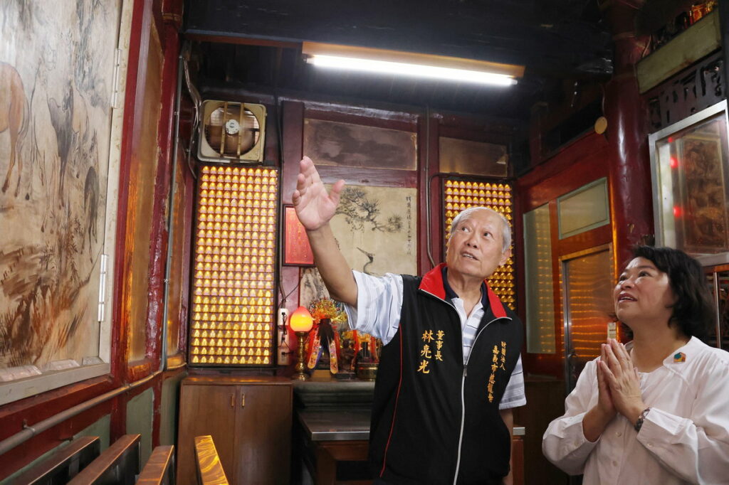 市長欣賞慈龍寺林玉山大師濕壁畫真跡