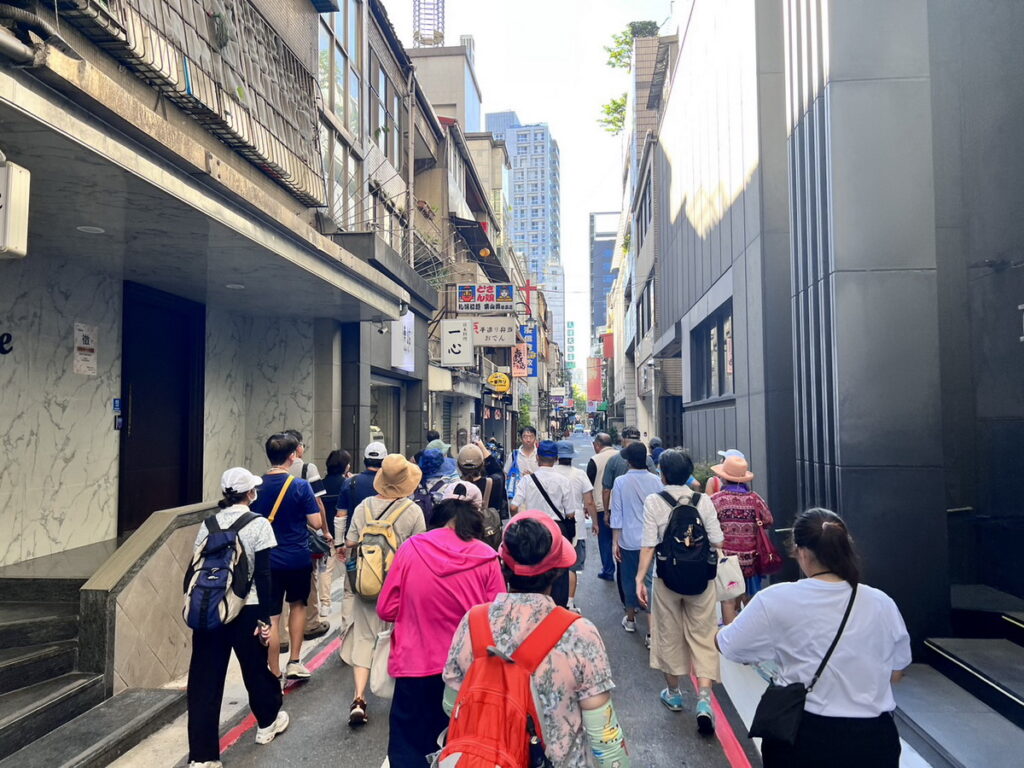 「條通藝文走讀」由導覽老師引領民眾聽故事發現美景美食