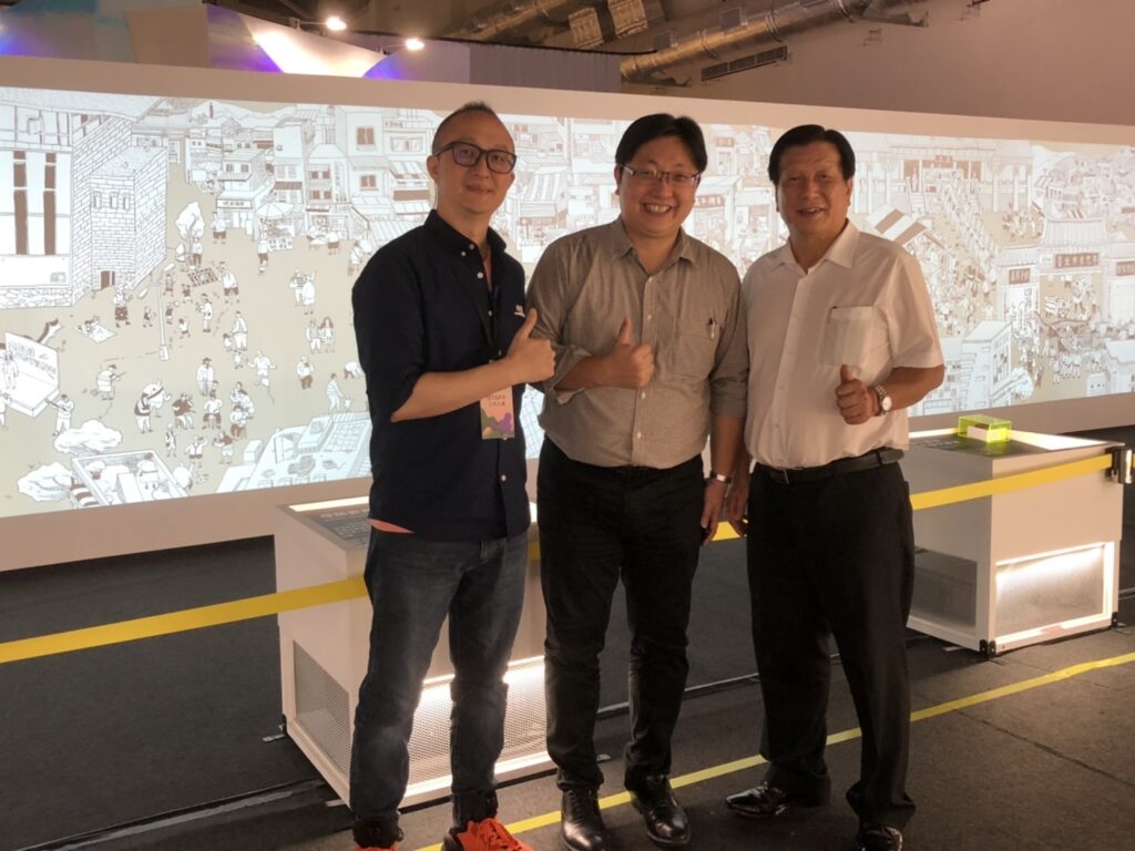 台北市客委會主委徐世勳(中)與台北新竹縣同鄉會理事長黃清富(右)一同邀請民眾蒞臨2023世界客家博覽會臺北市展區看展,體會台北都市客家文。圖/台北市客委會提供