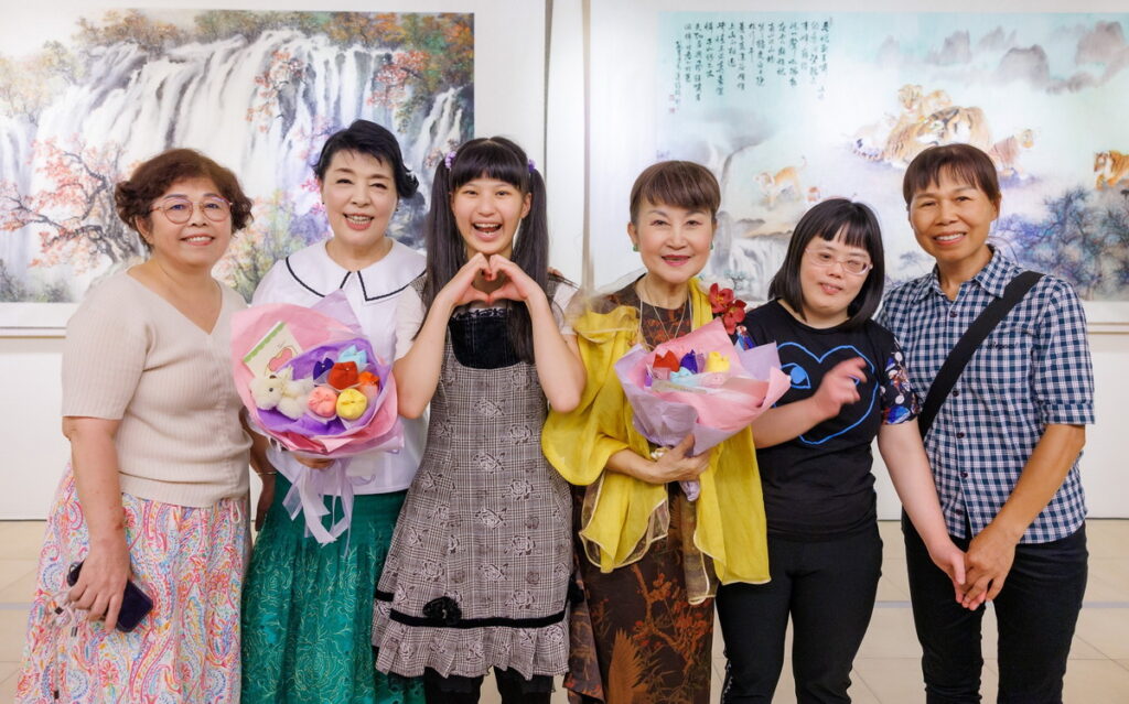 桃園市私立心燈啟智教養院獻花予聲樂家簡文秀及彩墨畫家陳麗雀