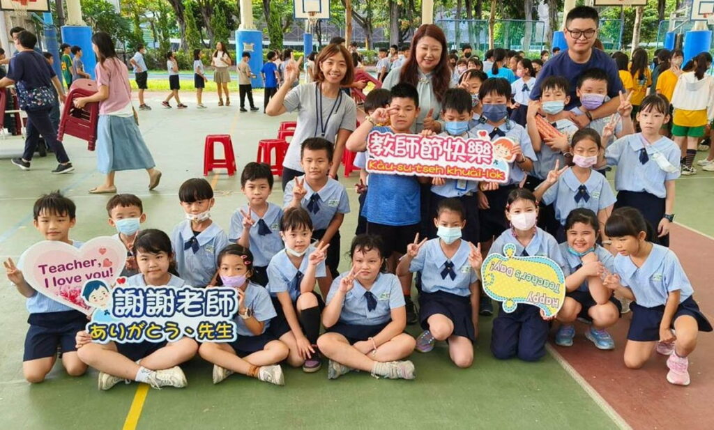 市航國小校長陪伴孩子們歡慶教師節
