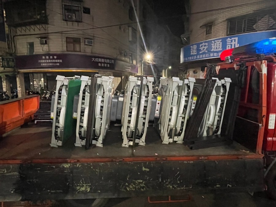 夜襲棋牌社 暗藏麻將職業賭場警逮31人 217 CNEWS204230926a02
