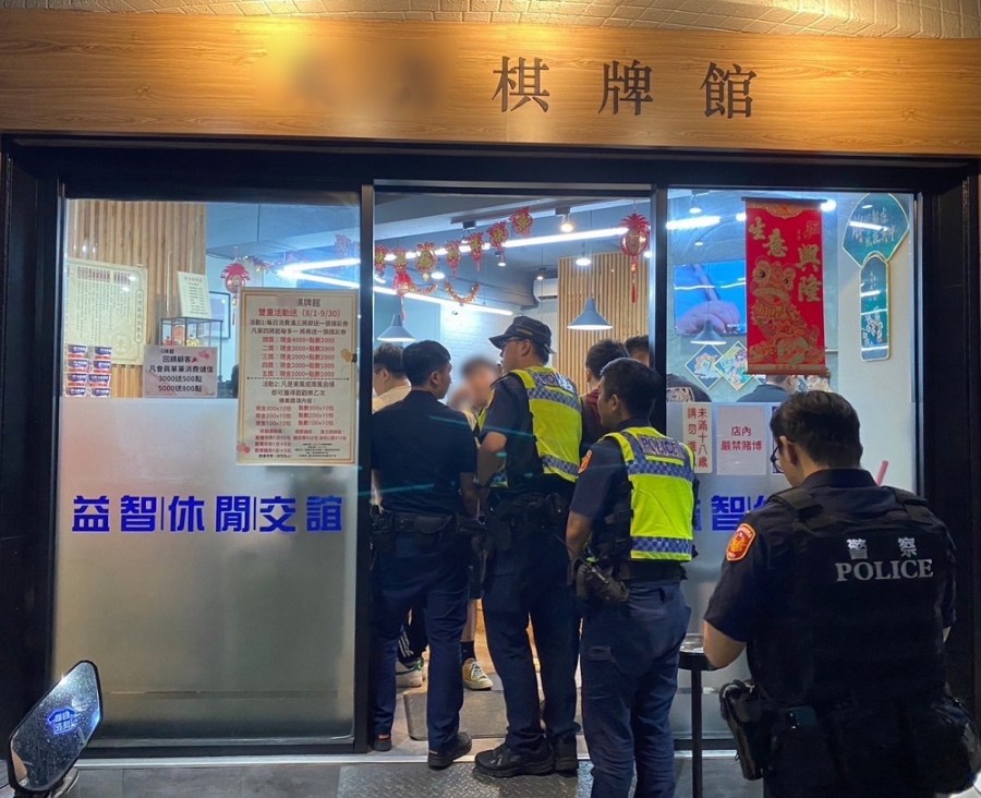 夜襲棋牌社 暗藏麻將職業賭場警逮31人 218 CNEWS204230926a03