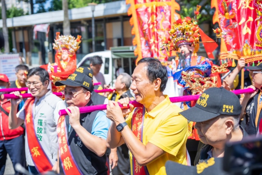 與綠營立委同框抬轎 郭台銘引孫子兵法:兵無常勢,水無常形 222 與綠營立委同框抬轎 郭台銘引孫子兵法:兵無常勢,水無常形 221