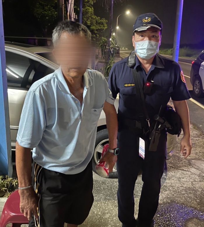 失智翁深夜徘徊 豐榮警到場協助返家