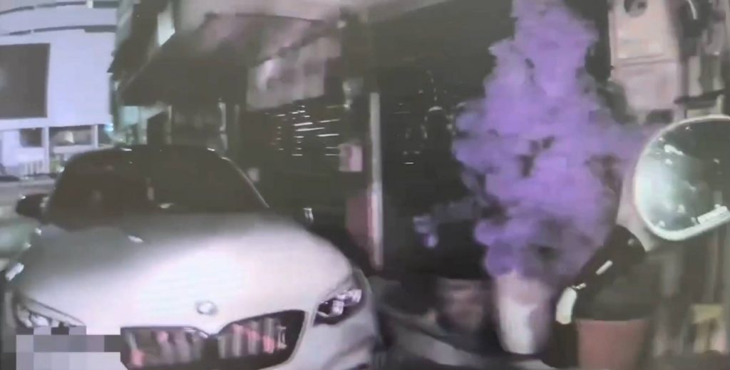 陳男上車僅移車短短距離移離紅線遭警攔查。（記者林金聖翻攝）