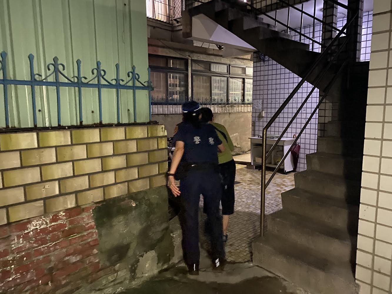 譚姓婦人深夜迷途街頭，北投分局石牌所員警協助返家。記者薛秀蓮翻攝）
