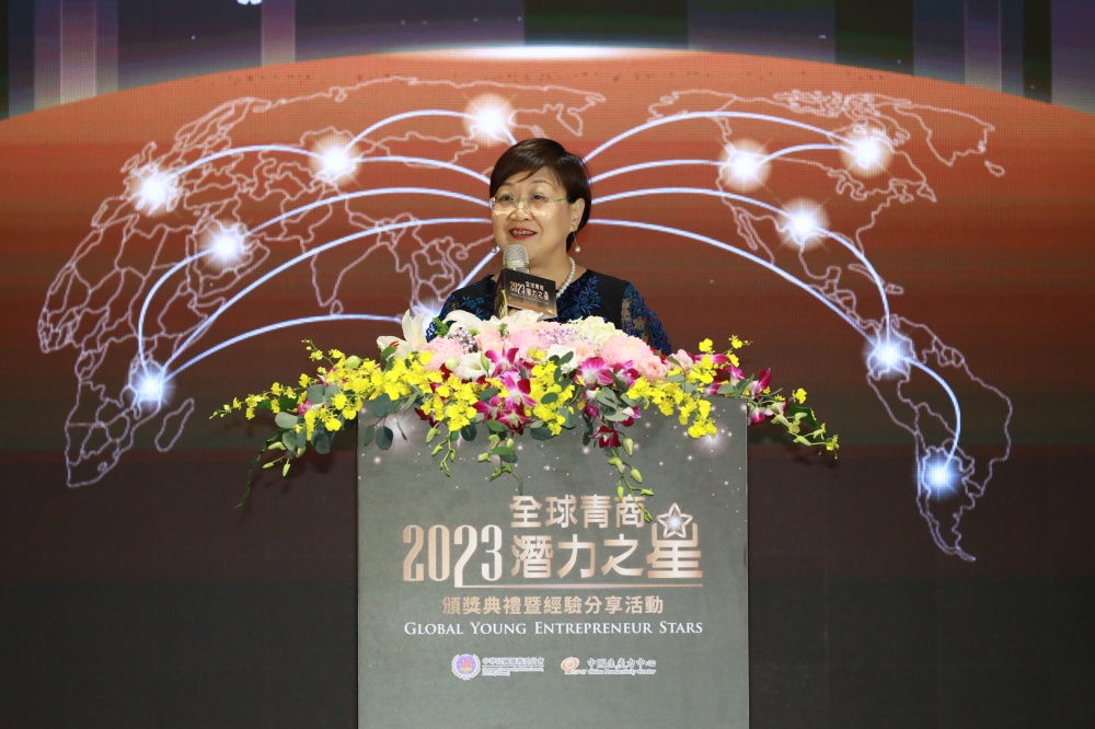 徐佳青委員長祝福獲獎青商潛力之星未來仍持續努力前行,並期許青商潛力之星能回饋社會,讓Taiwan can help的精神在世界每個發酵。(圖/僑委會提供)
