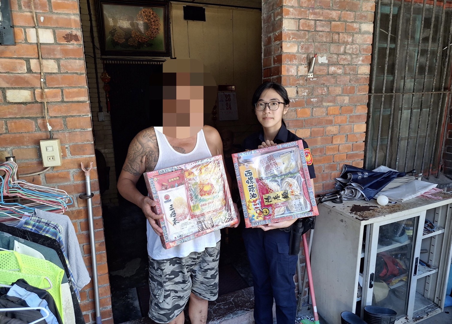 七堵派出所所長徐永煌帶領勤區員警共同發送愛心物資送暖。(記者薛秀蓮翻攝)
