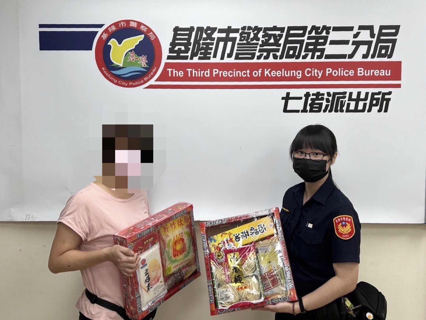 七堵派出所所長徐永煌帶領勤區員警共同發送愛心物資送暖。(記者薛秀蓮翻攝)