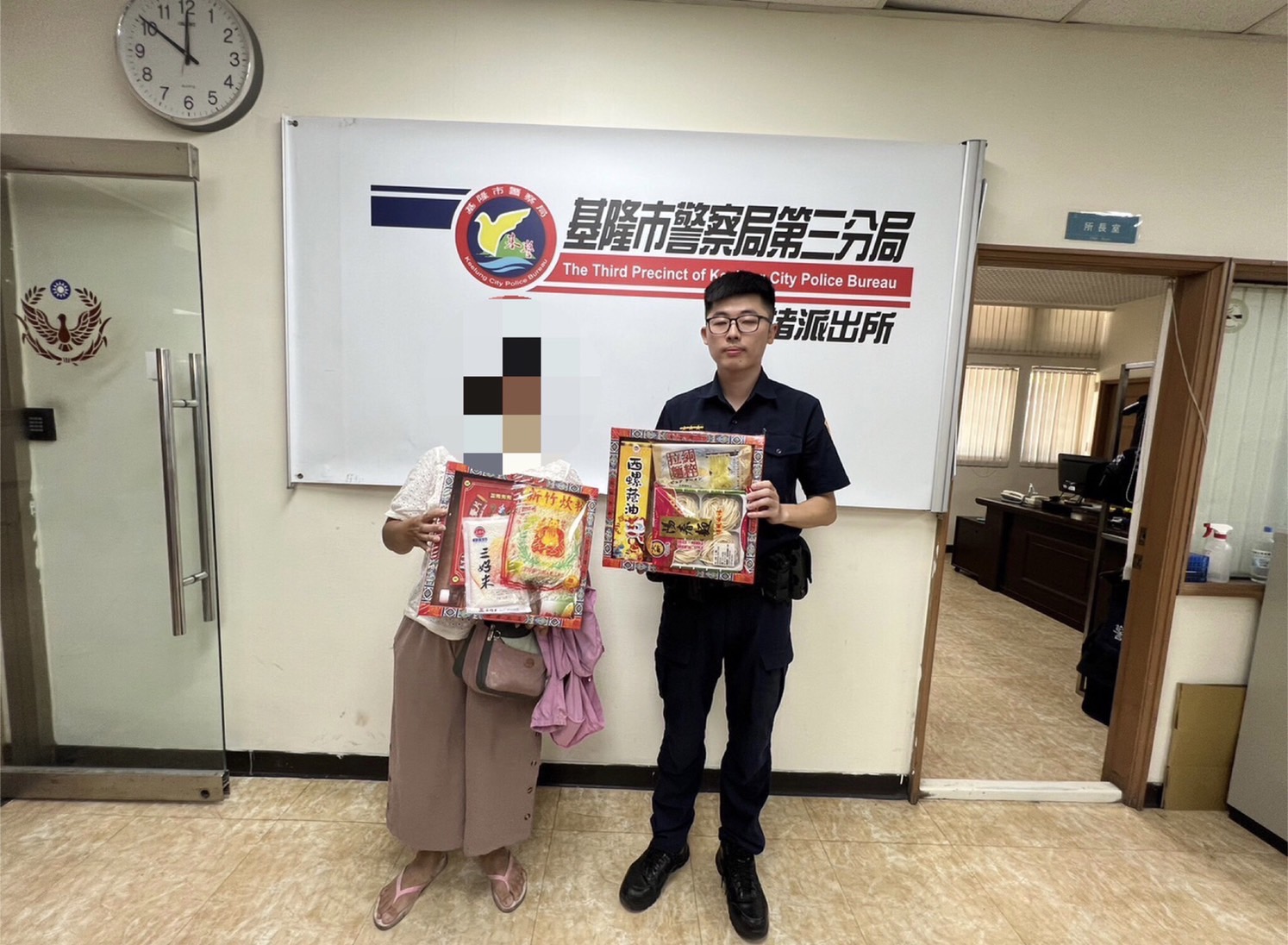 七堵派出所所長徐永煌帶領勤區員警共同發送愛心物資送暖。(記者薛秀蓮翻攝)