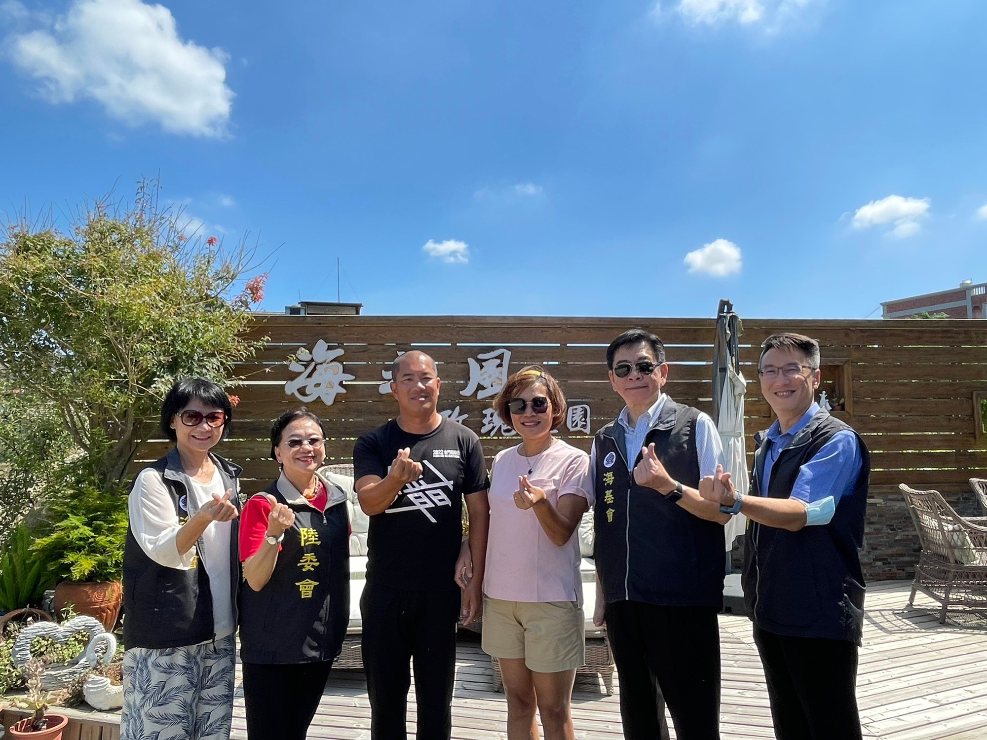 ▲海基會、陸委會聯袂訪視懷關男陸配李峰(左三)及潘惠(右三)。(圖/海基會提供)