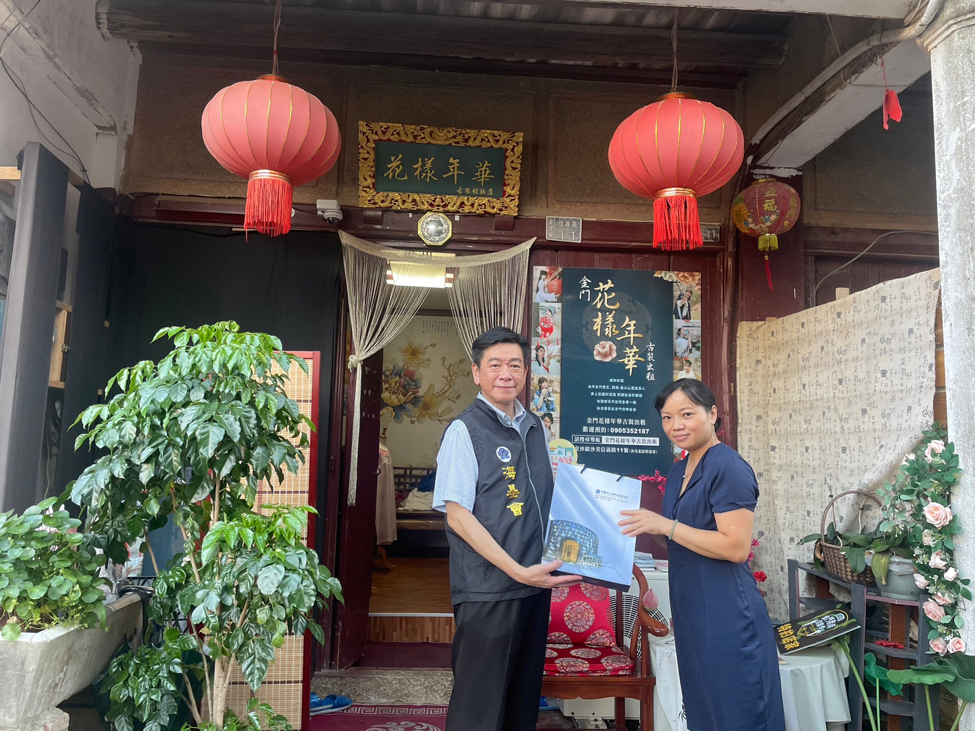 ▲海基會法律處長張峯青訪視「花樣年華旗袍漢服出租體驗館」與陳美有老師合影。(圖/海基會提供)