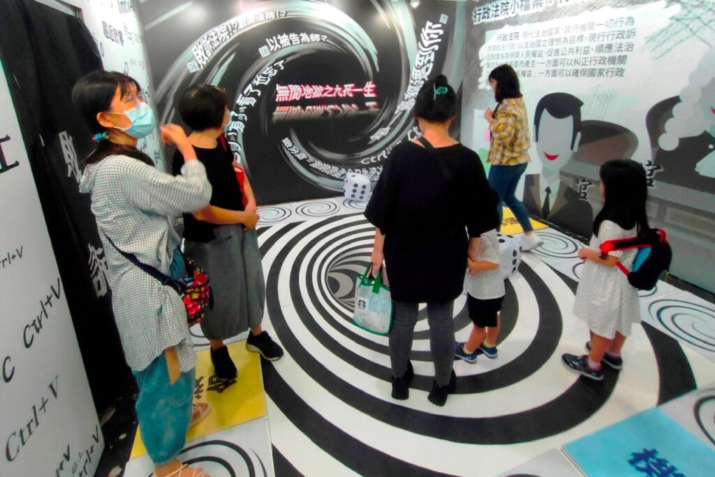 ▲展場以互動的模式,讓身陷無限輪迴的無間地獄中,找尋一線生機。(記者晨曦翻攝)