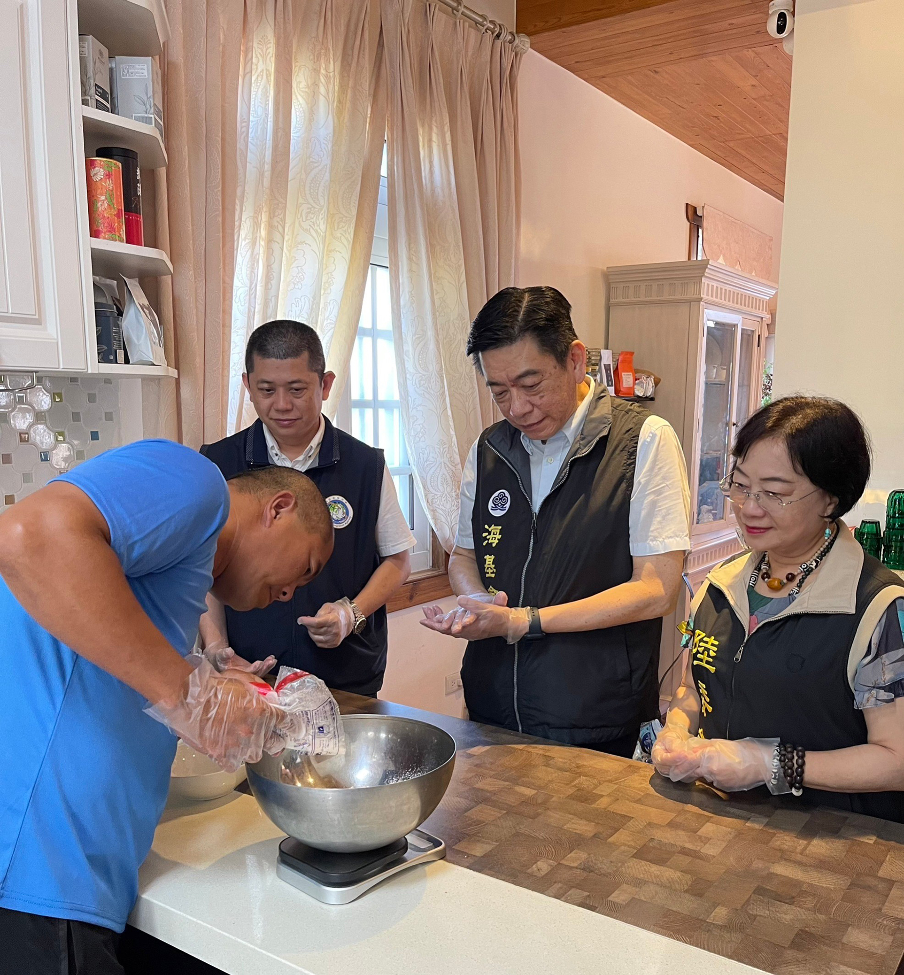 ▲海基會、陸委會及移民署一起體驗手作甜點。