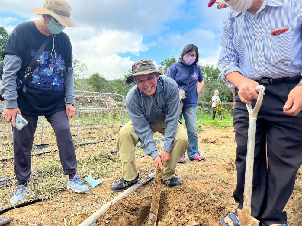《圖說》「活力東北角-山藥輕旅行」，結合東北角低碳與活力特色景點，民眾可至雙溪山藥田產地親自採收山藥。〈農業局提供〉