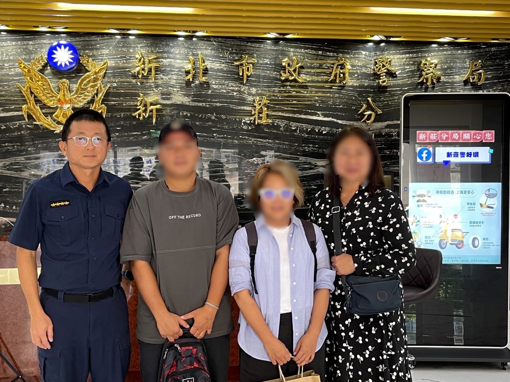 《圖說》泰國一名女性移工於去年前失蹤,新莊分局防治組巡佐王聖傑清查無名屍資料比對時,經抽絲剝繭比對後,讓該名外籍移工往生者在中秋節前夕得以落葉歸根。〈新莊分局提供〉