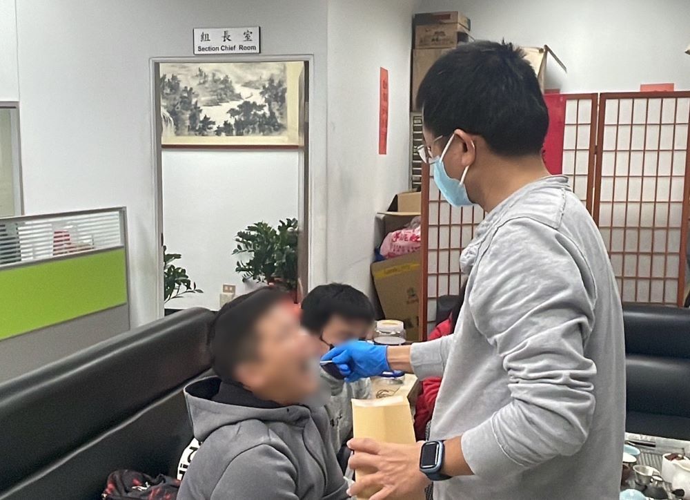 《圖說》取樣在台家屬弟弟阿德的DNA送法醫研究所比對。〈新莊分局提供〉