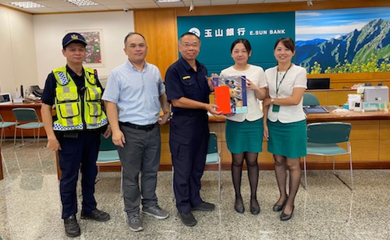 嘉警銀聯手阻詐逾320萬元 朴警送警察Bear奬勵打詐英雄