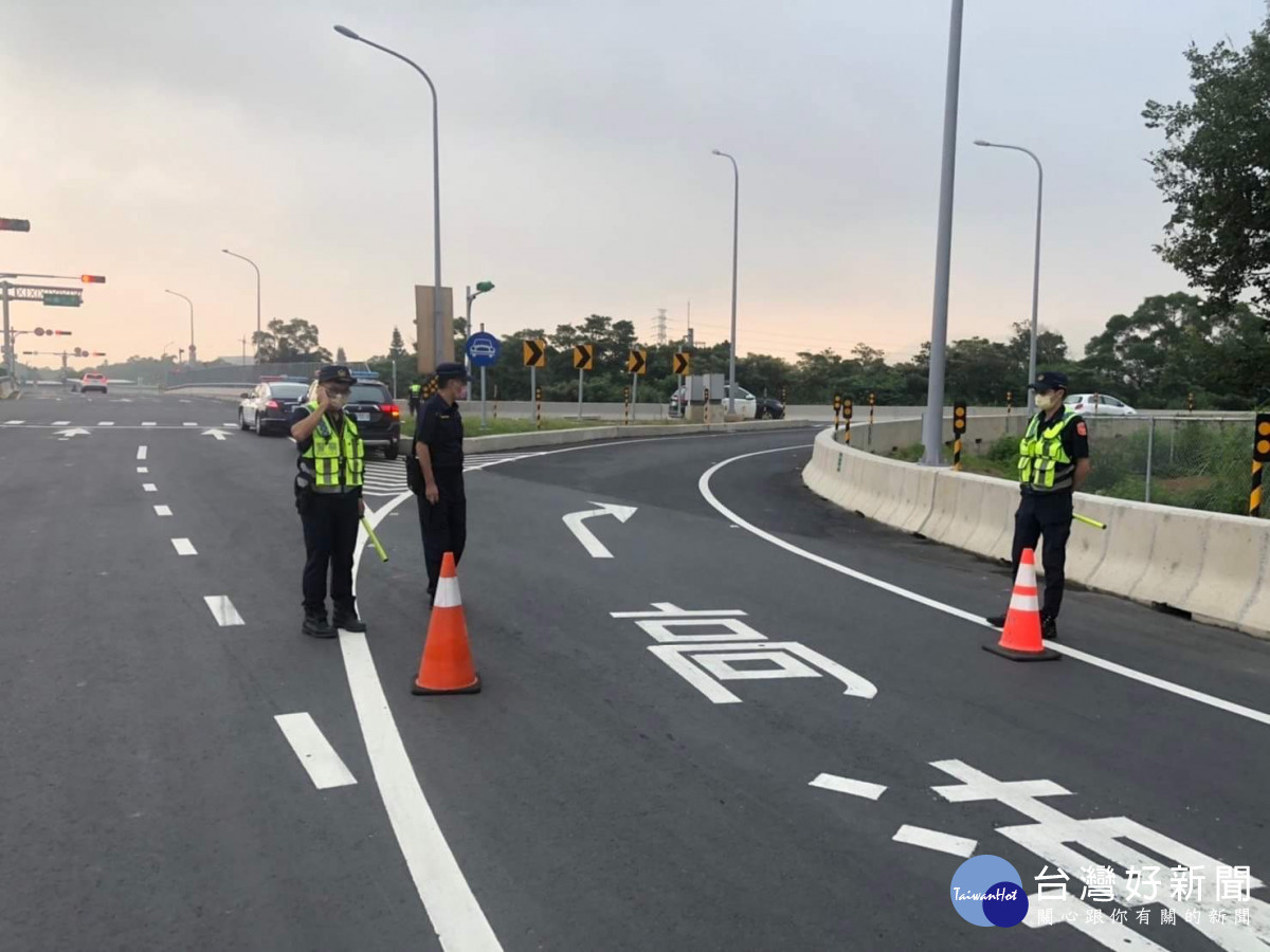 龍潭警方為確保重要道路交通順暢,將於各相關路口編排員警、協勤民力協助交通疏導工作。<br /><br />