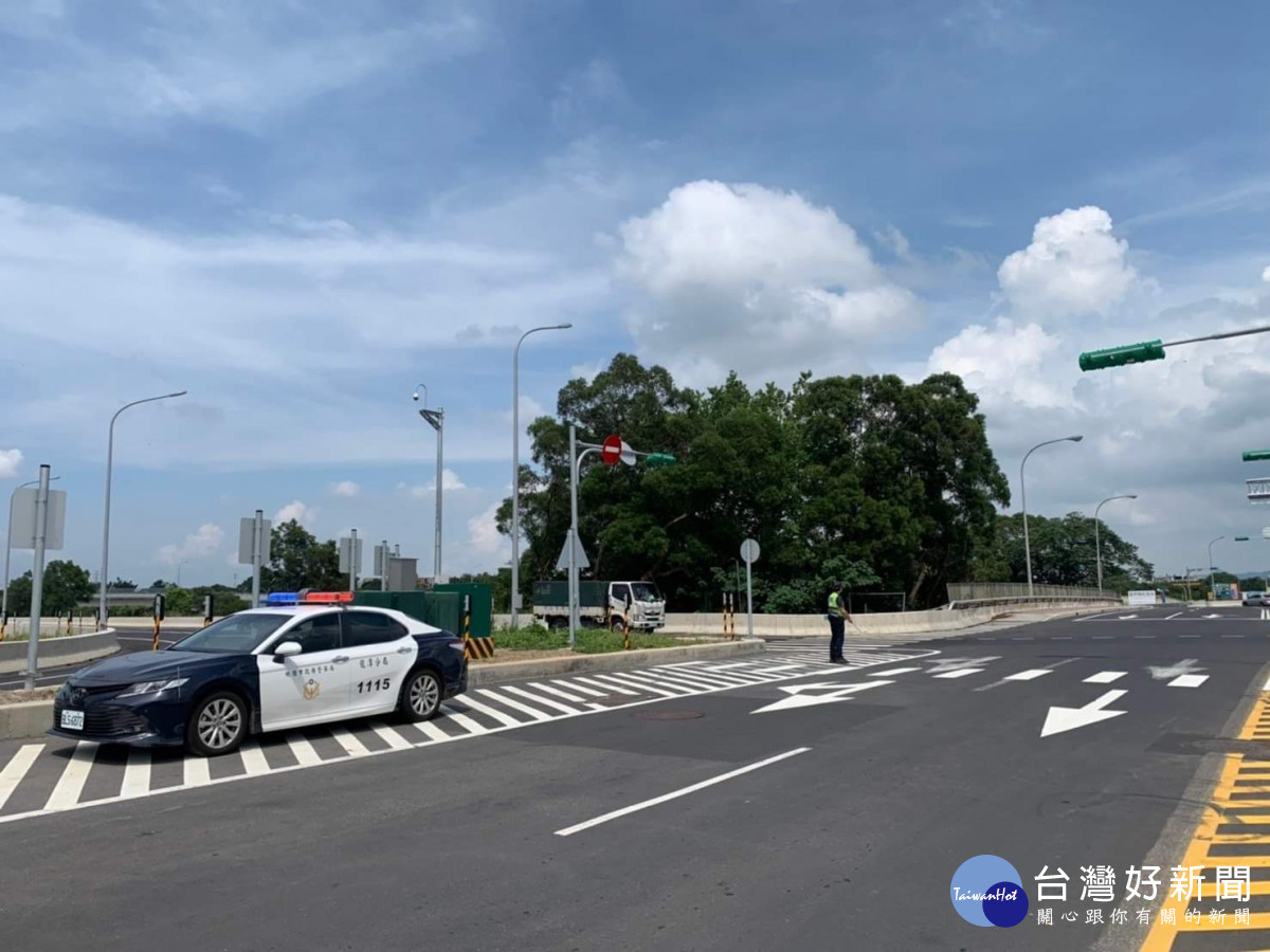 龍潭警方為確保重要道路交通順暢,將於各相關路口編排員警、協勤民力協助交通疏導工作。<br /><br />