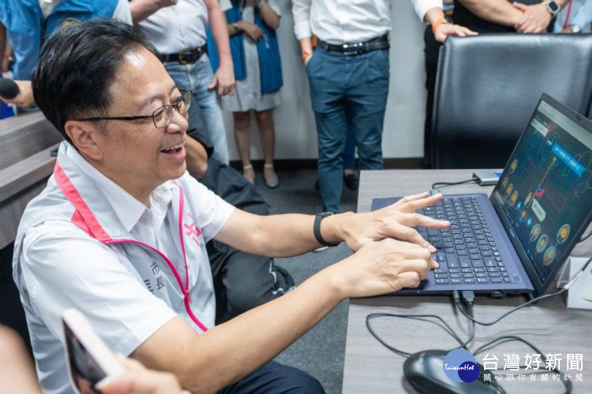 市長搶先體驗應景的「國慶升旗線上互動遊戲」。