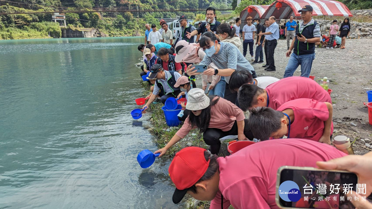 台電大甲溪發電廠邀請在地機關、學校共同參魚苗放流，將8千尾魚苗放流進大甲溪。