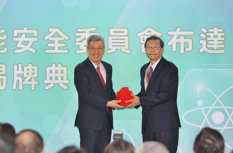 陳建仁(左)與核安會首任主任委員陳東陽(右)27日出席「核能安全委員會布達暨揭牌典禮」。核安會提供