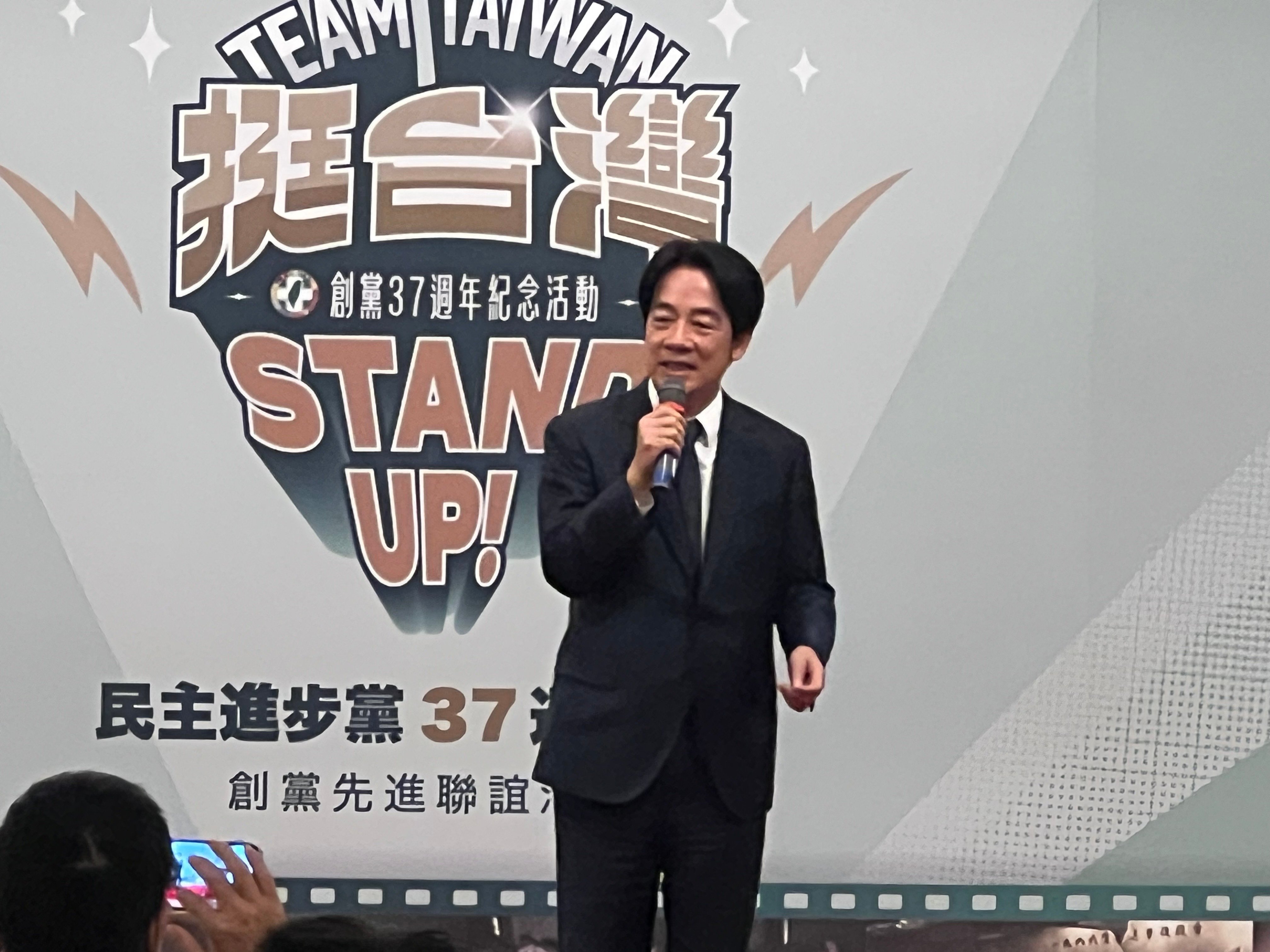 民進黨今(27日)舉行37週年黨慶創黨先進聯誼餐會,黨主席、總統參選人賴清德強調,明年1月13日大選一定能夠成功守護台灣。 蘇聖怡攝