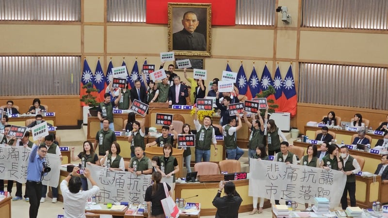 新北市議會民進黨團27日占據發言台,反對由副市長劉和然代理市長進行施政報告。中央社