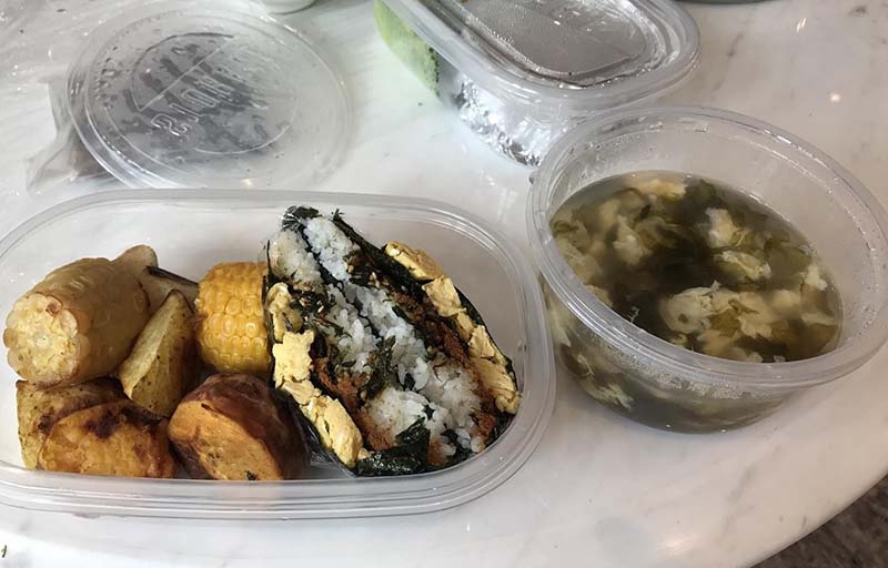 高碳水化合物、少量蛋白質為主,讓選手吃得下高碳水飲食補充方式規劃菜色,所以以丼飯或燴飯為主!圖/引自國家運動訓練中心臉書