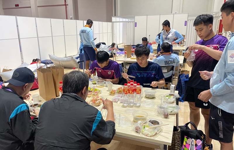 男子桌球隊也在享用中繼站的美食。圖/引自國家運動訓練中心臉書