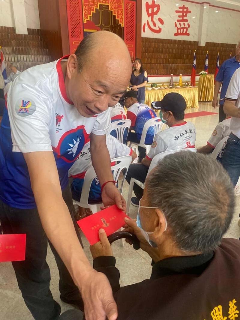 前高雄市長韓國瑜先前表示願當「桶箍」協助非綠陣營合作,趙少康則認為若韓有機會進不分區,將增百萬票。圖/引自韓國瑜臉書