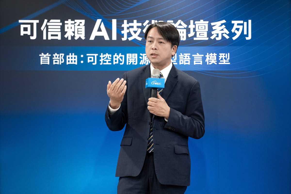 華碩雲端暨台智雲總經理吳漢章表示台智雲以開放模式提供大語言模型和工具平台,大幅降低企業進入門檻,實現普惠AI、發展以人為本的智慧科技