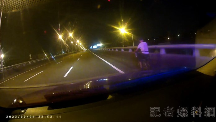 不老自行車騎士走錯路 霧警護送下快速道路 62 1 52 | 社會 社會 記者爆料網