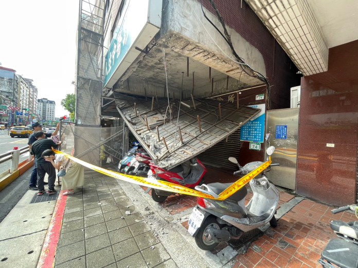 快訊/台北市騎樓天花板「整片崩落」 3機車被砸受損 61 S 93675522 0 | 社會 社會 記者爆料網