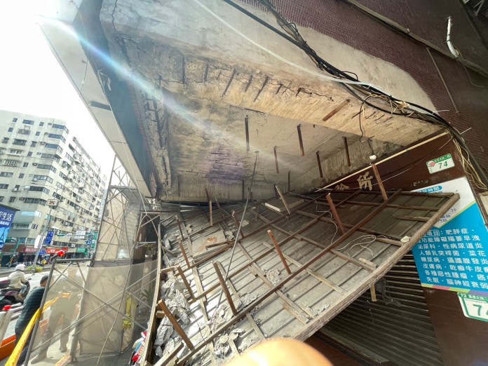 快訊/台北市騎樓天花板「整片崩落」 3機車被砸受損 58 S 93675525 0 | 社會 社會 記者爆料網