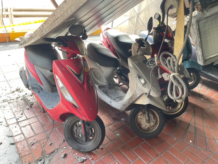 快訊/台北市騎樓天花板「整片崩落」 3機車被砸受損 59 S 93675527 0 | 社會 社會 記者爆料網
